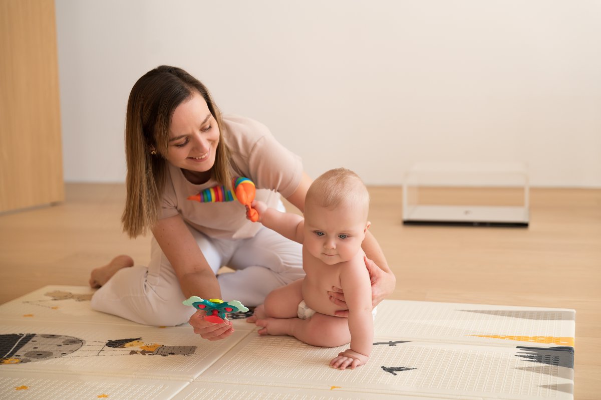 Stimulácia bábätka hračkami na podlahe