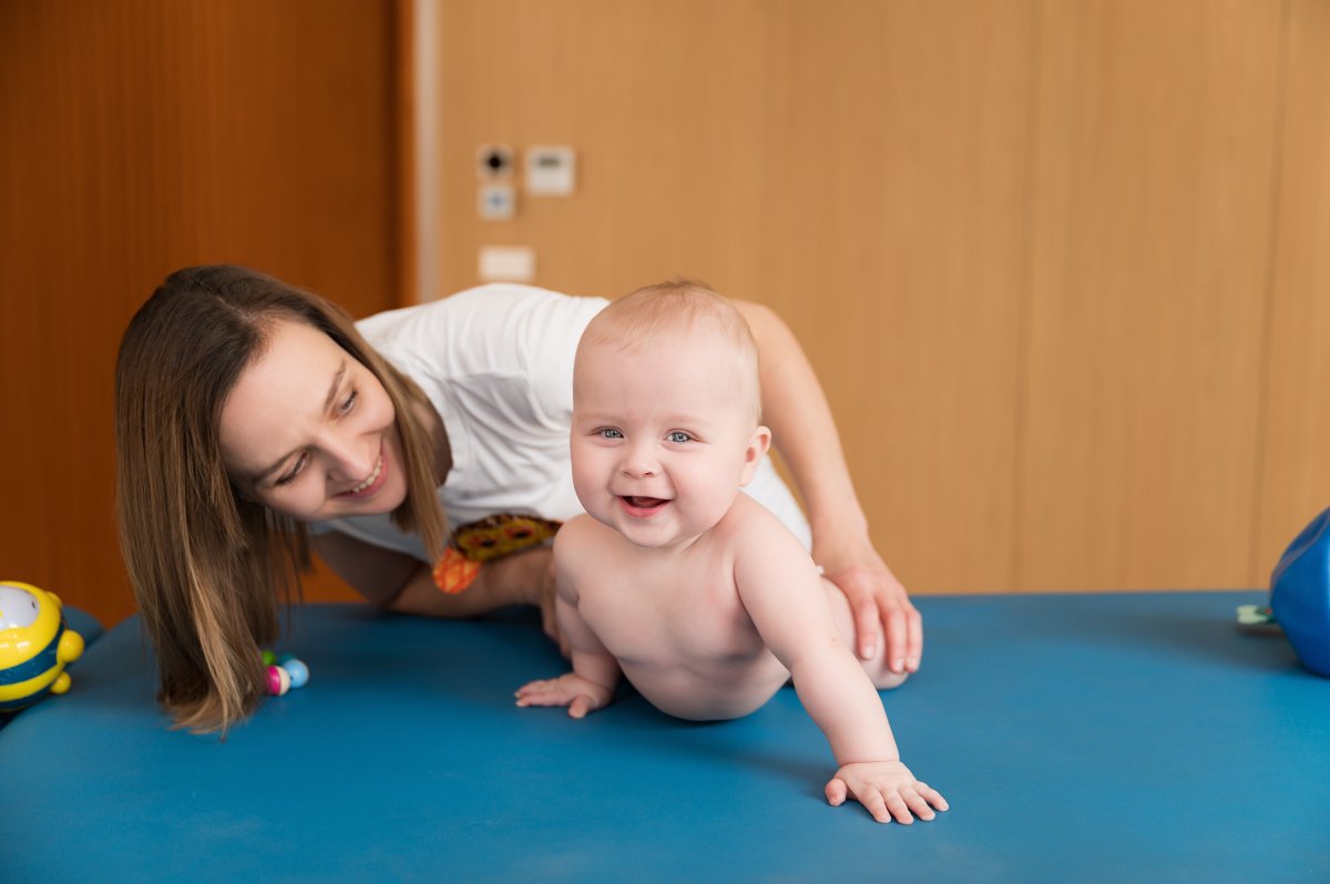 Usmievavé bábätko počas terapie na stole